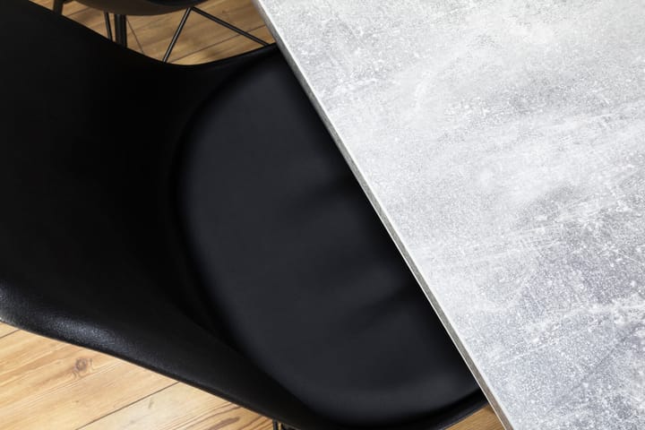 Ruokailuryhmä Montague 140 cm 4 Scale tuolia - Betoni/Valk/Musta PU/Musta - Huonekalut - Pöytä & ruokailuryhmä - Ruokailuryhmä