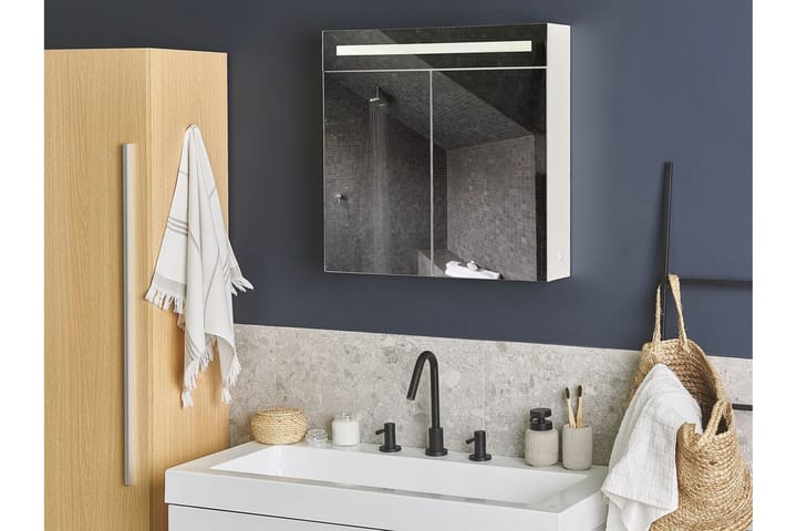 Kylpyhuonekaappi Bucalemo 60 cm Peili LED-valaistuksella - Valkoinen - Talo & remontointi - Keittiö & kylpyhuone - Kylpyhuone - Kylpyhuonekalusteet - Peilikaapit
